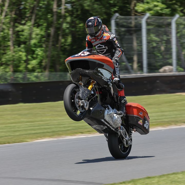 No. 33 @KyleWyman broke the @MissionFoodsUS King Of The Baggers track lap record at @roadamerica  with a 2:19.135 lap! 👏 

#motoamerica #baggers #roadamerica #harleydavidson