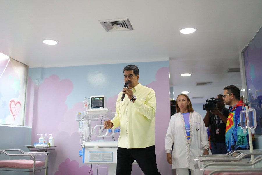 #DeInterés 📷| “Puerto Cabello aquí tienes tu Unidad de Neonatología, y con el 1x10 vamos a seguir avanzando”, enfatizó el presidente @NicolasMaduro. “Esta unidad de atención pediátrica, del primer mundo, ante cada sanción criminal, nuestra resiliencia, solución amorosa y