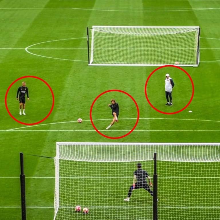 InvictosSomos's tweet photo. Y justo en el último entrenamiento de Kroos con el Real Madrid, Modric se quiso quedar junto a su socio para hacer un último reto de tiros. Mientras tanto, en el fondo, Ancelotti simplemente disfrutaba. Qué momento. Qué leyendas. 𝗜𝗠𝗣𝗢𝗦𝗜𝗕𝗟𝗘 𝗡𝗢 𝗘𝗠𝗢𝗖𝗜𝗢𝗡𝗔𝗥𝗦𝗘. https://t.co/GIlljcMR5F
