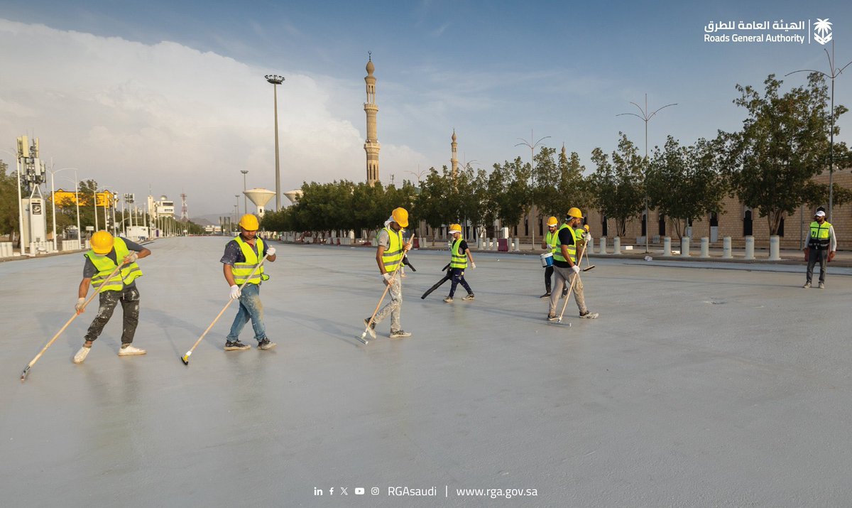 The new cool pavement in 🕋 #Arafat will help to keep the roads cool and comfortable, even at 50°C 🌡️ temperature.MashAllah 🇸🇦🫡