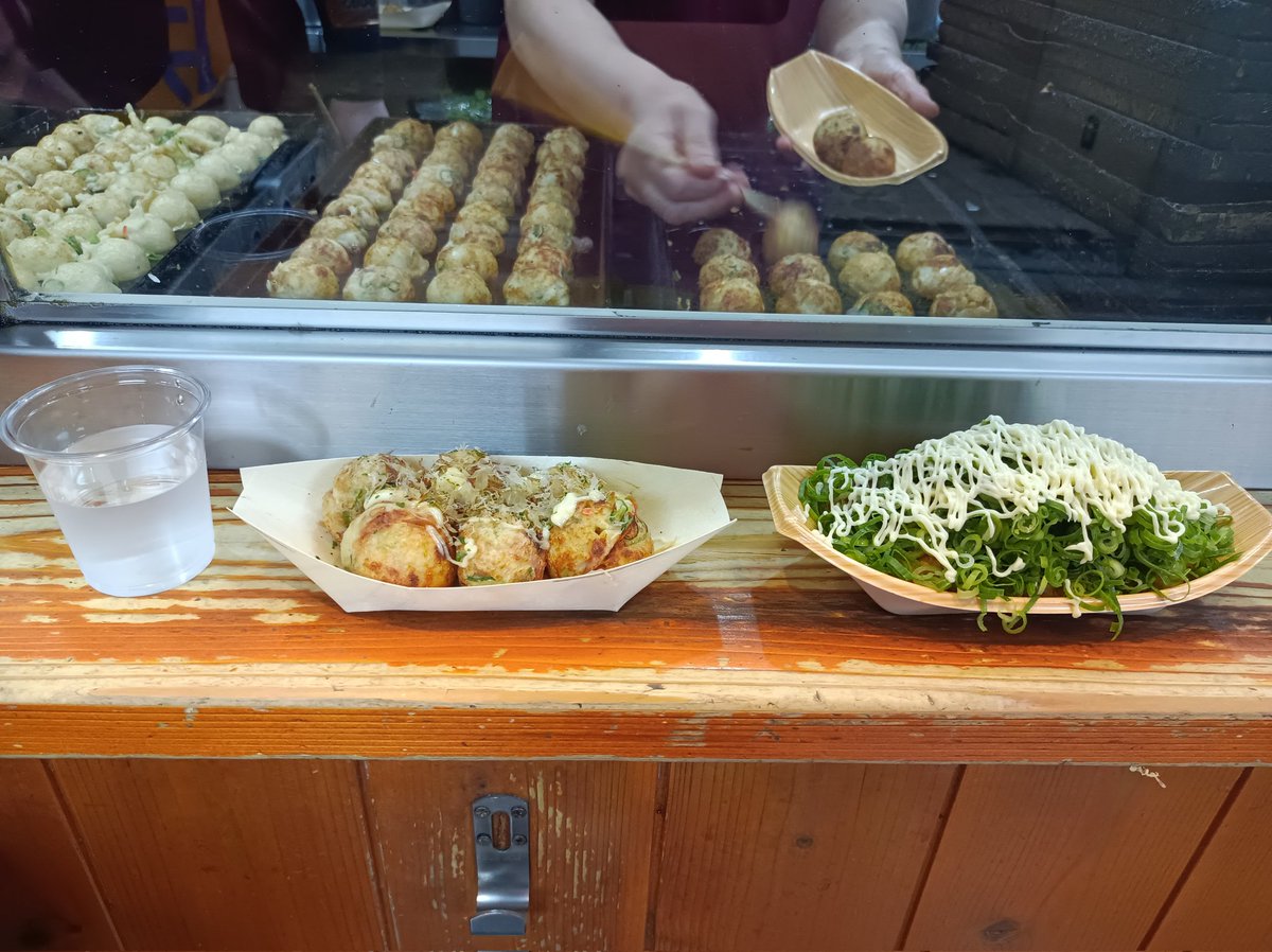 shoii_k_kichi's tweet image. 大阪駅前の大人気たこ焼き屋さんに行ってきた😉40分待ってようやくカウンターに通してもらいました☺️
たこ焼きを塩で、ねぎマヨはだし醤油で💞
12時から本業の会議があるのでビール頼めなかったのが心残り😔
最高でした！

あ、他に大阪のオススメ店あれば教えてください✨

#はなだこ 　#大阪出張