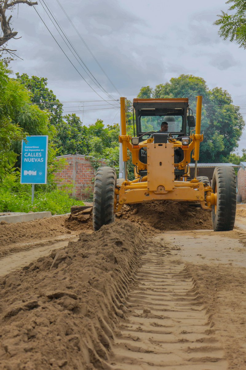 Un equipo de trabajo de la Dirección de @ObraMunicipal avanza en el mejoramiento vial del cantón El Pedregal, El Rosario, La Paz Centro.

La institución trabaja en convertir las calles de tierra del país en vías desarrolladas de calidad para los salvadoreños.