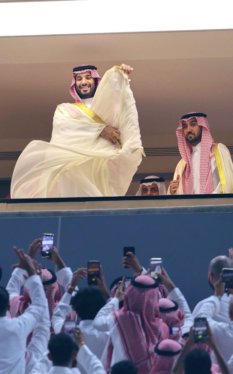 HRHMBNSALMAAN's tweet photo. الأمير #محمد_بن_سلمان‌ بن عبدالعزيز رغم حرّصه على صحة مليكنا المفدى و والدنا رغم المسؤولية المُلقاه على عاتقه رغم الصراعات والمُحيط الغارق في الأزمات وجدوله المُزدحم والعقبات التي تُعرقل رؤيته تجده يبتسم ٫ يُحيّي ٫ يُحفّز ٫ يتفاعل مع شعبه 🇸🇦

الله يعزّك ويديمك ذخر وفخر للسعوديين .