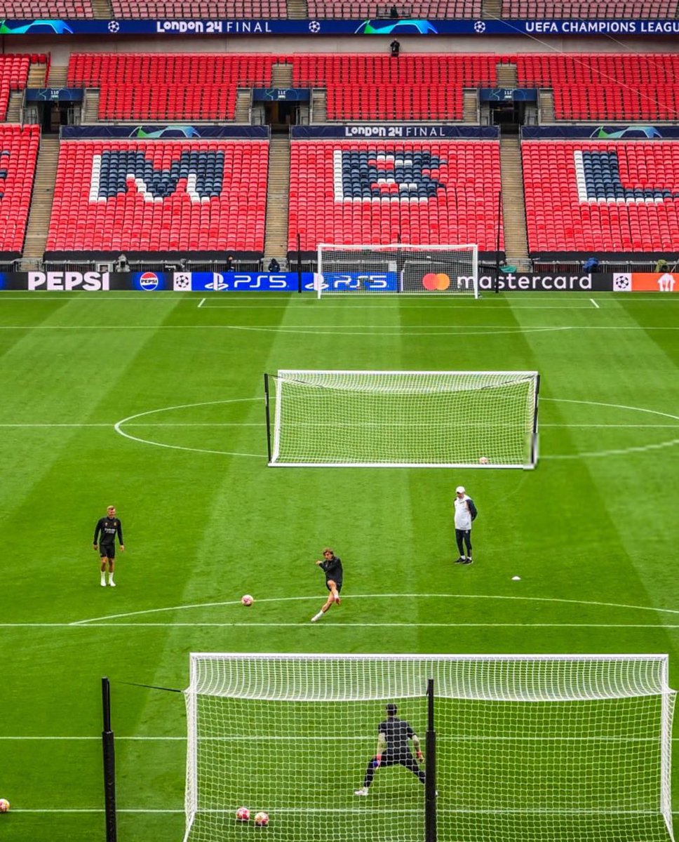 Termina el último entrenamiento de Toni Kroos en su carrera con el Real Madrid, justo antes de la final de Champions. Toni se queda con Lukita a practicar tiros libres ante la atenta mirada de Carlo Ancelotti. Foto absolutamente hermosa.