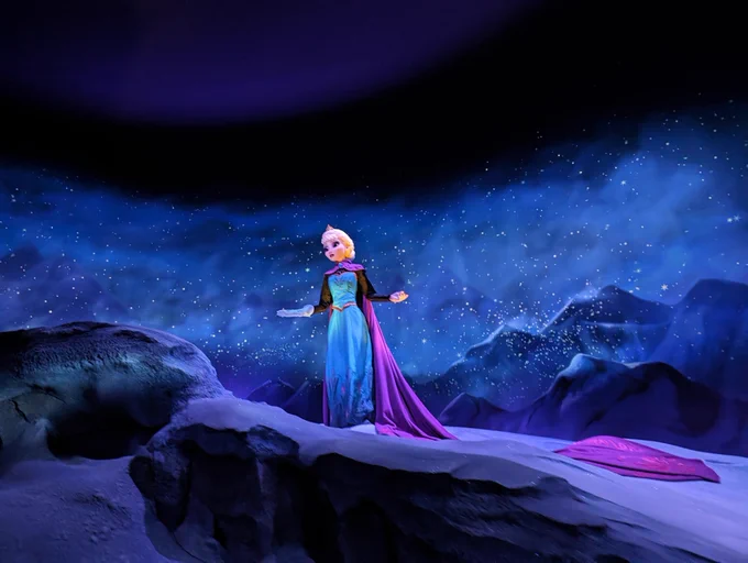 ※ネタバレ画像です※ 新エリア乗り放題で満喫してきたから個人的なレポ FROZEN、一瞬一瞬のシーンが絵画のようで目の前であの物語を見られて感動 EBBに比べるとアトラクとしてかなり進化、船の動きが予想外で楽しい 座る席によって正面に見える景色が微妙に変わるよ ※それぞれALTにクソ長補足↓