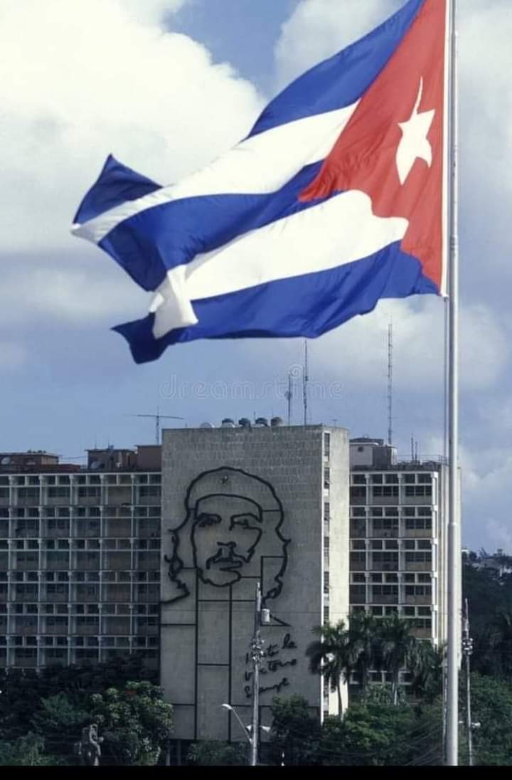 Mi linda bandera 🇨🇺, mi hermosa Plaza de la Revolución, la de todos, la de los cubanos que seguimos haciendo día a día por nuestra Patria. 

Sin de dejar de sonreír😊. 
Y recordando siempree que los quiero un montón💞 😉.

#CubaVsBloqueo #DeZurdaTeam