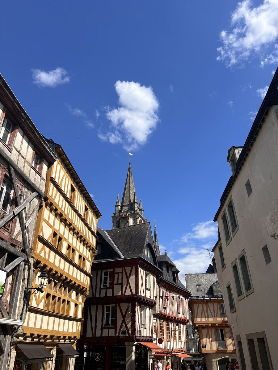 Félicitations <a href="/RugbyClubVannes/">Rugby Club Vannes</a> pour cette qualification, et bravo pour la communion avec vos supporters dans le stade et la ville <a href="/MairieDeVannes/">Mairie de Vannes</a>.