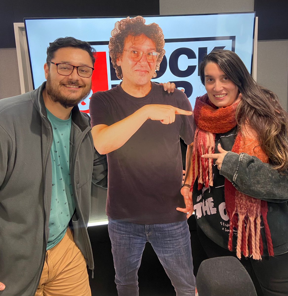 Llegó el gran <a href="/urgentedifundir/">JM</a> a #UnPaísGeneroso para conversar con <a href="/ivanguerrerom/">Ivan Guerrero</a> y <a href="/Macahansen/">Maca Hansen</a> sobre de la serie "Ripley" de Netflix  🎬y las historias de grandes mentiras que se salieron de control como "The Dropout", "Fyre" y "Sick of myself". 😱