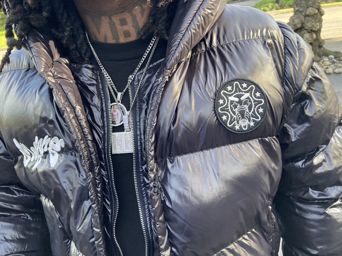 TrophyTae_'s tweet photo. OUT HERE BANDED UP🤑🖤
IM A DAY LATE BUT HAPPY GLO DAY TO ME☀️🎂🎉 #BIRTHDAYBOY 😮‍💨 https://t.co/n6PC8JMexy