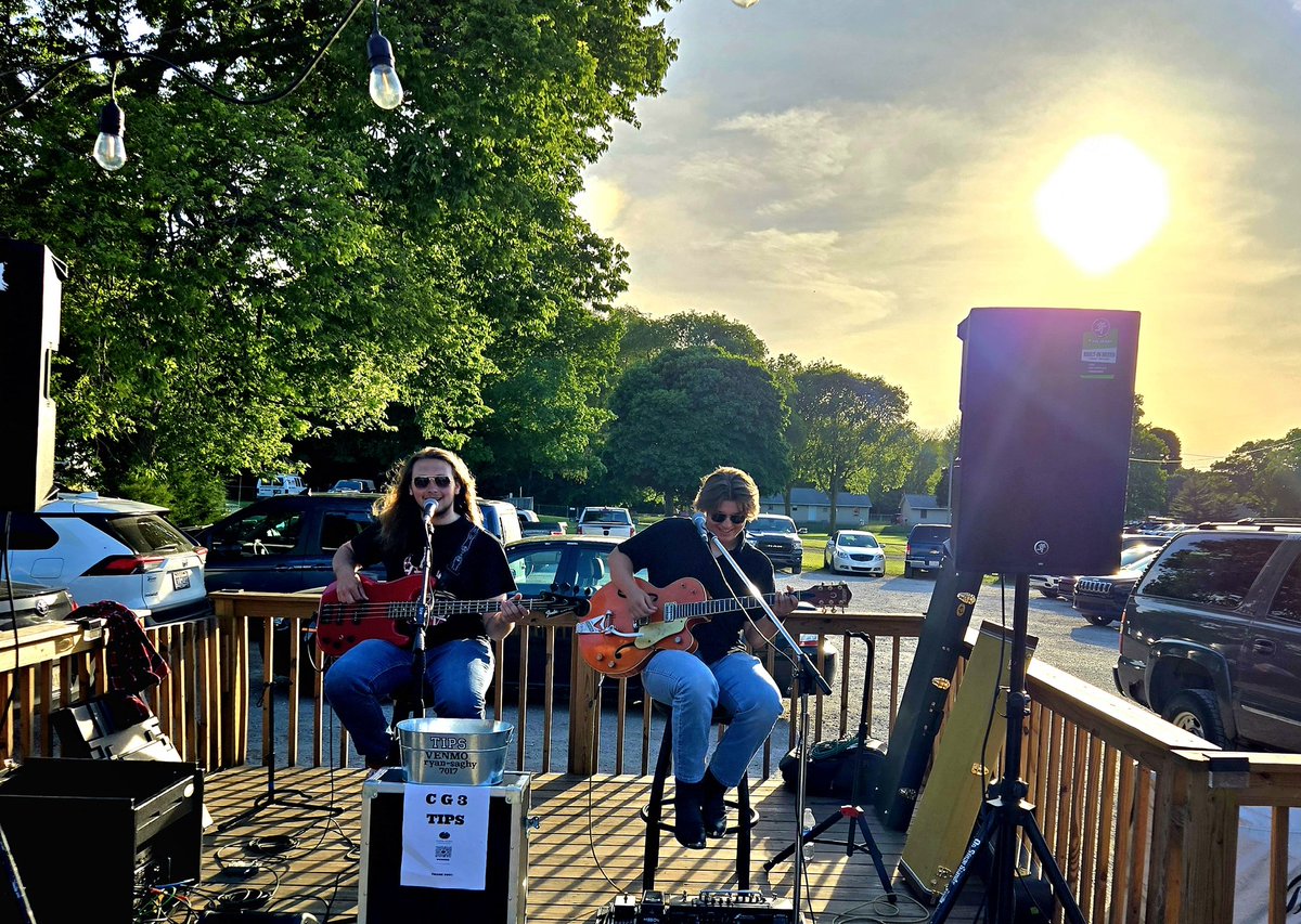 JustJenGen's tweet photo. CG3 and the sun sets on Catawba Island. Here until 10pm, stop on out! @Cgendicslg5 https://t.co/e3npRh2EXj