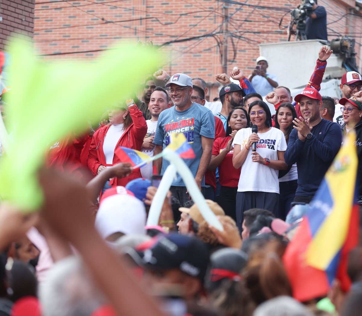 #LoDijo | Vicepdta. Ejecutiva, @delcyrodriguezv, desde marcha en Miranda: Hoy los patarucos y sus dueños quisieron montar un show barato en Guatire. Andan arrastrando a los candidatos de cartón por toda Venezuela y la respuesta que le dio el pueblo guatireño fue: ‘¡No volverán!’