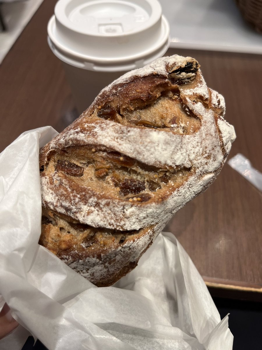 東京グランスタのパン屋さん🥐浅野屋さんでパンをいただきます。今回は「木の実とイチジクのライ麦パン」割と変わりものというイメージがあるライ麦パン。けっこう弾力があって食べ応えあるのと、イチジクのほんのり甘さが漂う(*´ω｀*)