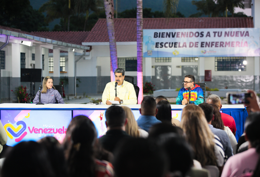 #EnVivo 📹 | Jefe de Estado: 'Me comprometo, hoy mismo, con el arranque de los procesos de recuperación de la Escuela de Bioanálisis, Escuela de Odontología Biomédica y Pabellón 19 del Centro Docente', dijo desde la Escuela de Enfermería, en el estado Carabobo.