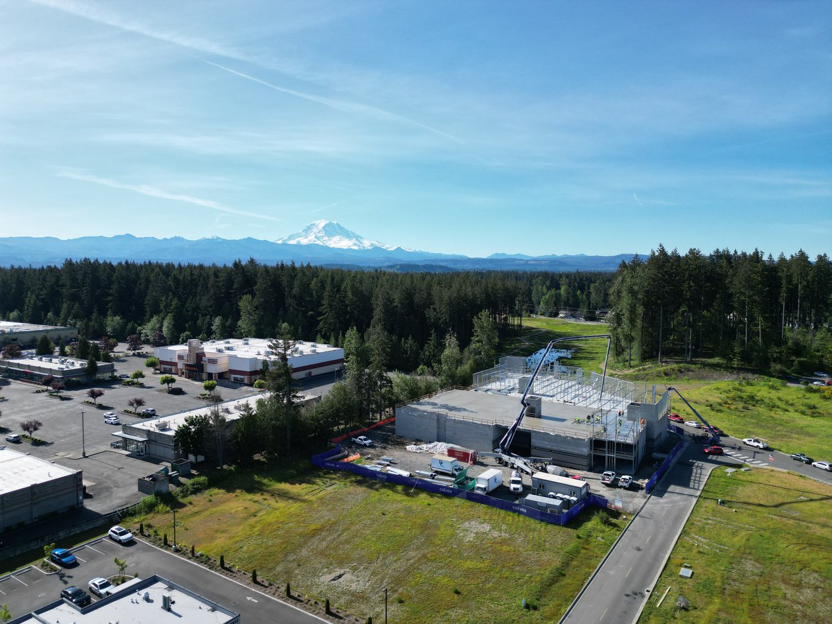 Quite the view at our ExtraSpace Bonney Lake project during our final elevated deck pour this morning 😍

#teamcolvos #mountrainier #bonneylake #generalcontractor  #selfstorageconstruction