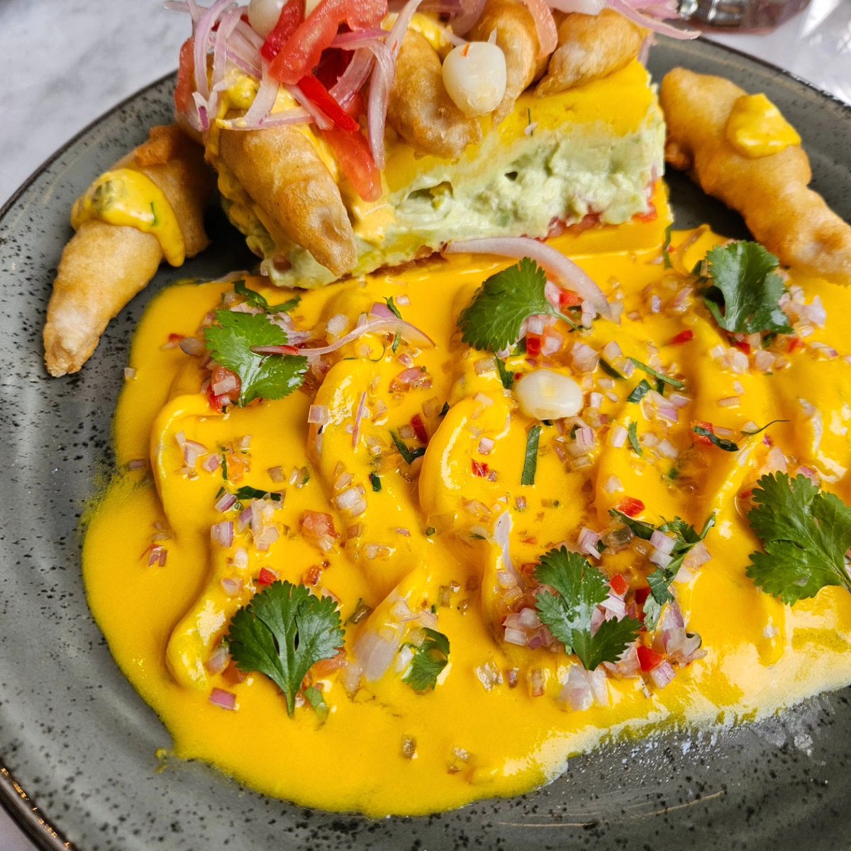 Tiradito de aji amarillo con causa más chicharrones de pescados 
👏👏👏
😍😍😍