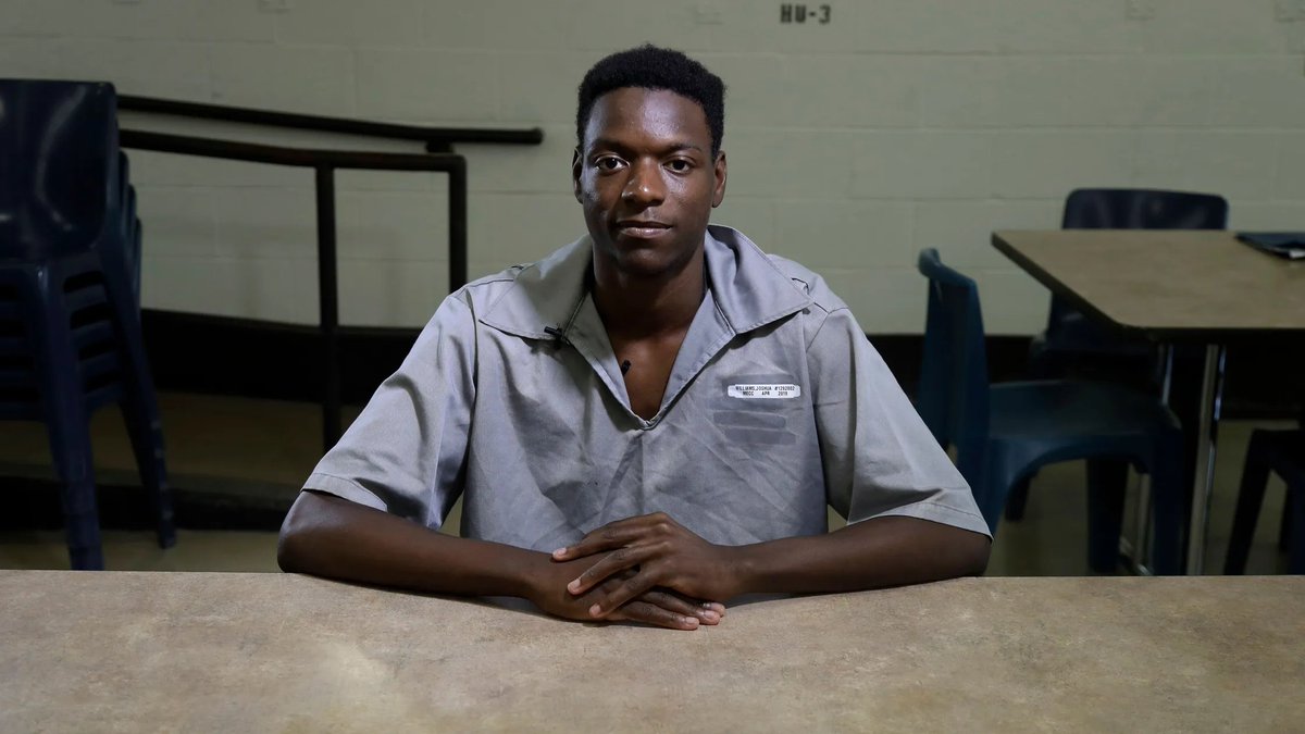 PplsCityCouncil's tweet photo. We will honor all of our martyrs. We will never forget Darren Seals, Danye Jones, Bassem Masri & so many others, & we will never stop telling these stories
Ferguson freedom fighter & political prisoner Josh Williams is still serving time. Read & support:
https://t.co/SFUZz9z7S8 https://t.co/axUhSTNsjS