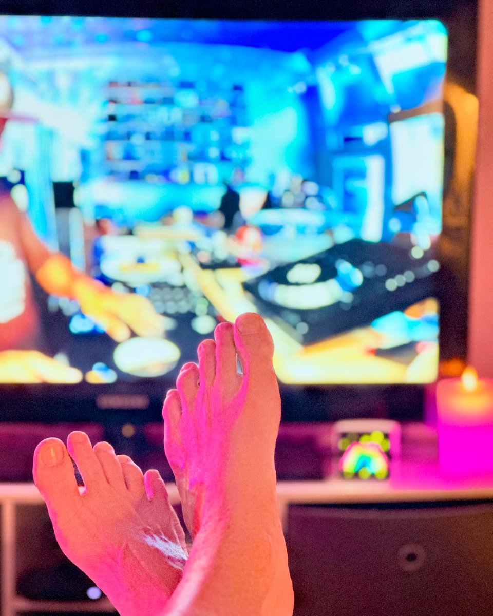 Disco nap.
#cutefeetandtoes #feetfinder #feetgram #gayguy #footworship #footfetish #gayfeet #malefootlove #malefootfetish #malefootmodel