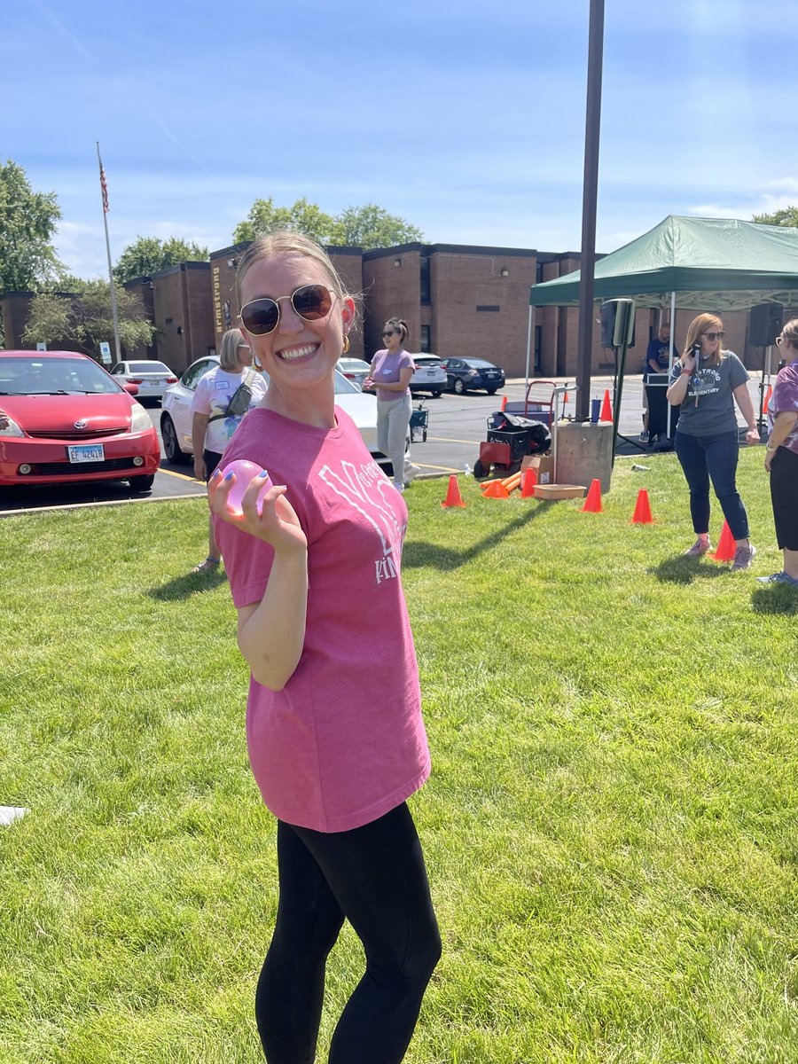 D54Armstrong's tweet photo. At the end of the day, students not only watch the staff vs student kick ball game, but they also saw teachers participate in a balloon toss!  So many smiles &amp; laughs! #D54Armstrong *More pics on our FB page*** https://t.co/qwFLkUFa5A