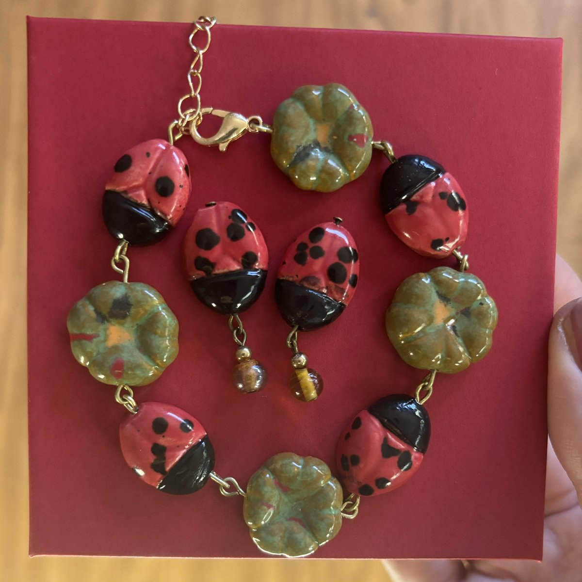 (Screams in bug lover) THEY’RE FEASTING ❤️😍☘️🐞

#art #ceramicjewelery