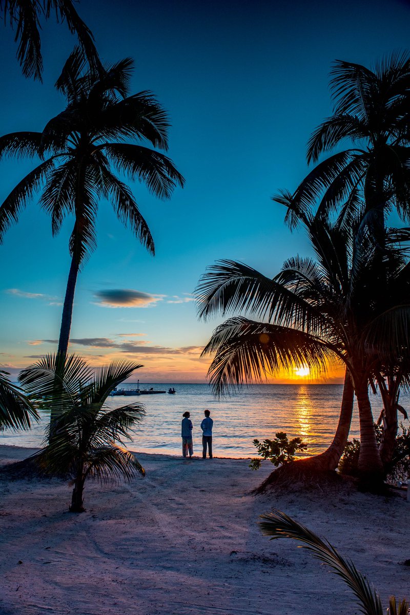 As far as locations go, our beachfront setting is pretty tough to beat.

Ph: Jim Klug 
#elpescadorbelize #flyfishing #saltwaterflyfishing #flyfish