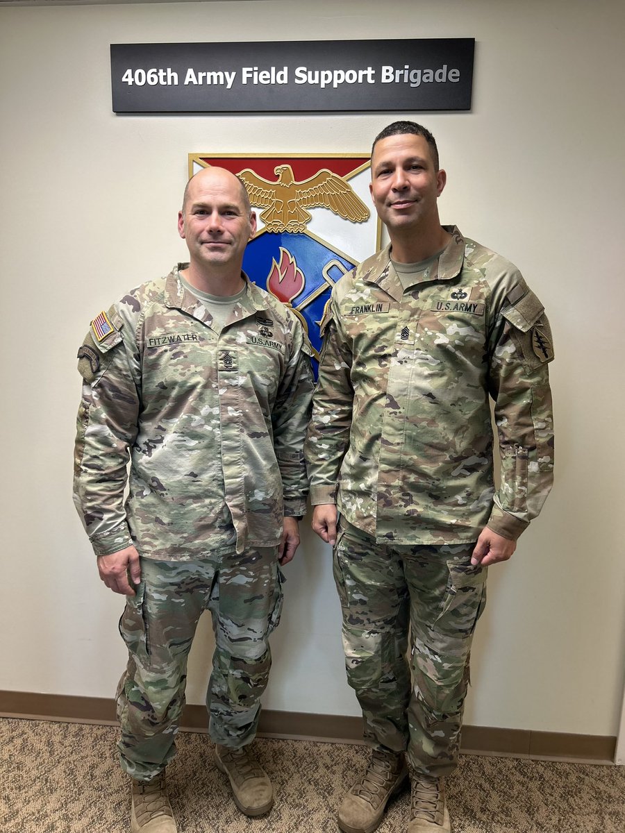 RandomCSM's tweet photo. Today I had an old friend stop by my office. We caught and talked about all the successful leaders that have grown out of our time in F/Hco 2-505. There must have been something in the water in @PantherBrigade back then.
#HMinus #AATW https://t.co/Uiwufys5Ej