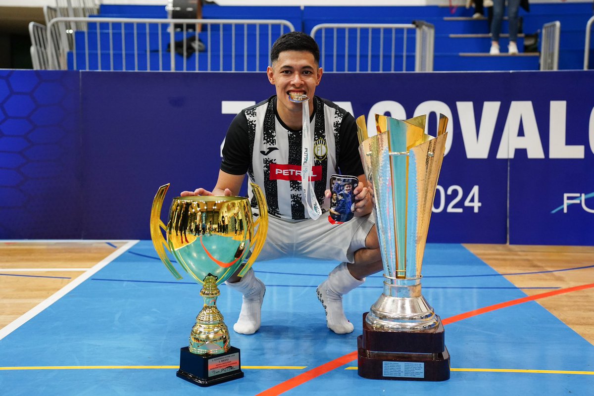 FutsalAPF's tweet photo. Una más del “Melli Fran” 🇵🇾🏆.

El albirrojo Francisco “Melli” Martínez, es campeón de Liga Eslovena de Futsal FIFA con el Dobovec Futsal Club.

Fran suma su segundo título en la temporada con el equipo esloveno, tras derrotar 7-1 en la finalísima al Futsal Siliko y el encuentro en el que el Melli convirtió 3 de los goles para la conquista.

¡Salud @fmartinezvillalba Campeón!🏆

📷 Uros Kokol 

#FutsalAPF 🇵🇾
