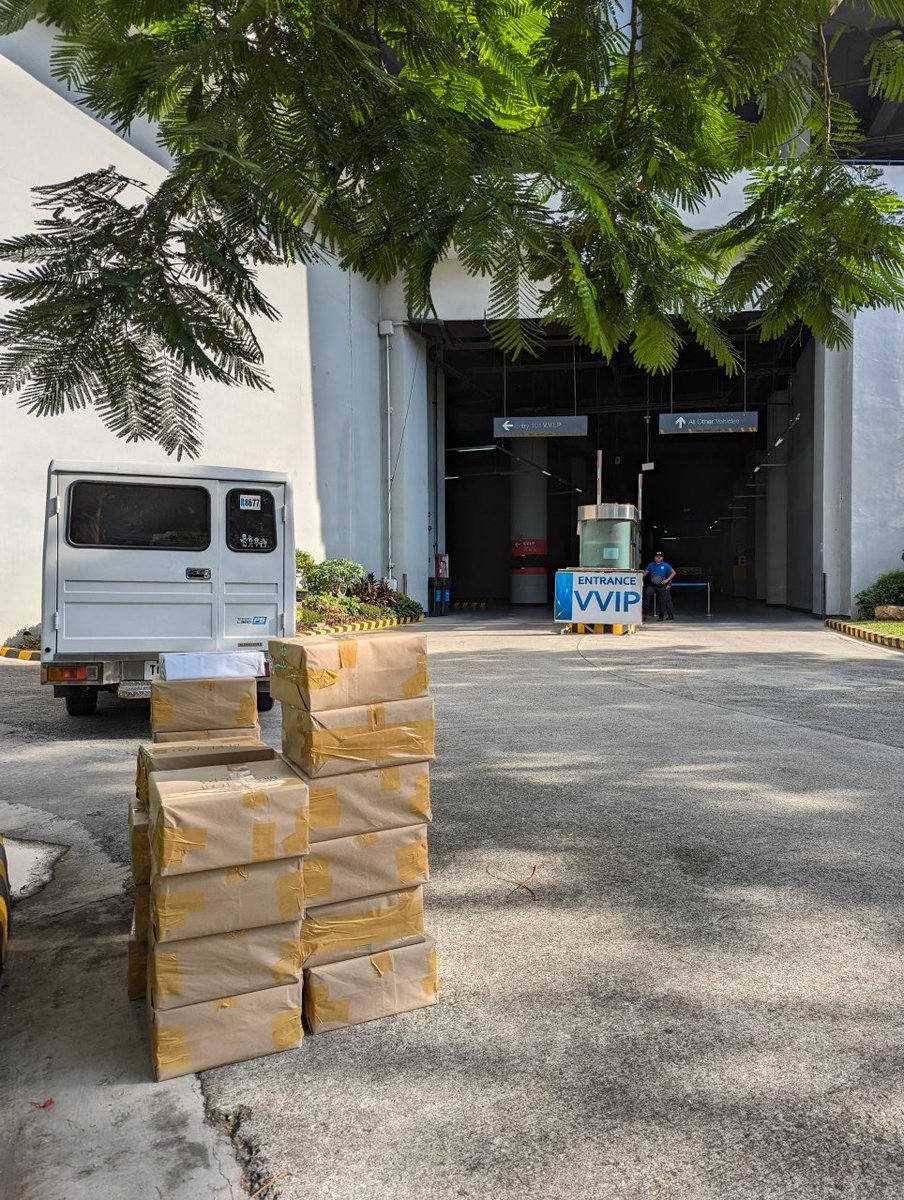 iuphils's tweet photo. UPDATE: 

Setup of banners: ✅
Gifts for IU: ✅
40K concert banners: ✅
Food support: ✅ https://t.co/EgR9saUovm