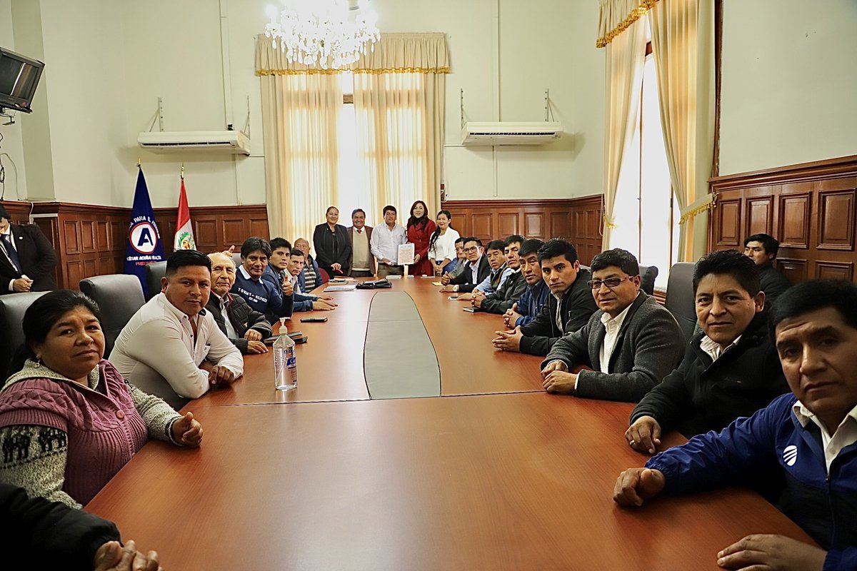 Hoy nos reunimos con el presidente y alcaldes integrantes de la Asociación de Municipalidades de Centros Poblados del Perú - AMUCEP, y socializamos con ellos el Proyecto de Ley que venimos elaborando para atender las necesidades de sus más de 8 millones de pobladores en el país.