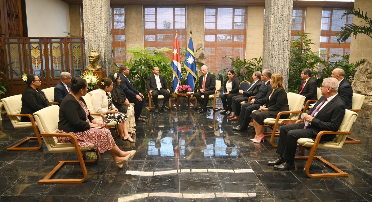 Sostuve conversaciones oficiales con David Adeang, Presidente de #Nauru.

Siempre nos complace recibir a amigos de #Cuba que, sin importar las distancias, se interesan por desarrollar las relaciones bilaterales y continuar el diálogo político de alto nivel entre nuestros países.