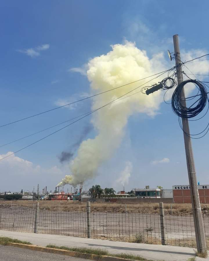 🚨#ULTIMOMOMENTO 
Tragedia en #Salamanca una falla en la #refineria  Antonio M. Amor ha dejado como resultado 4 personas muertas (Trabajadoras de la planta) y 11 más intoxicadas por fuga de gases tóxicos.☁️🌬️

La calidad del aire en dicho municipio se reporta en niveles críticos