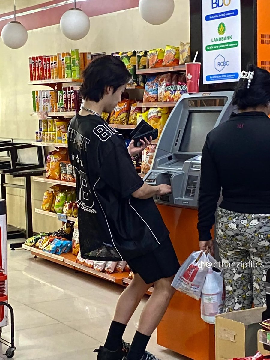 sunricjakey's tweet photo. never in a million years i expected to see a pic of kevin withdrawing in a 7/11 😭 https://t.co/JuT4xO32wb