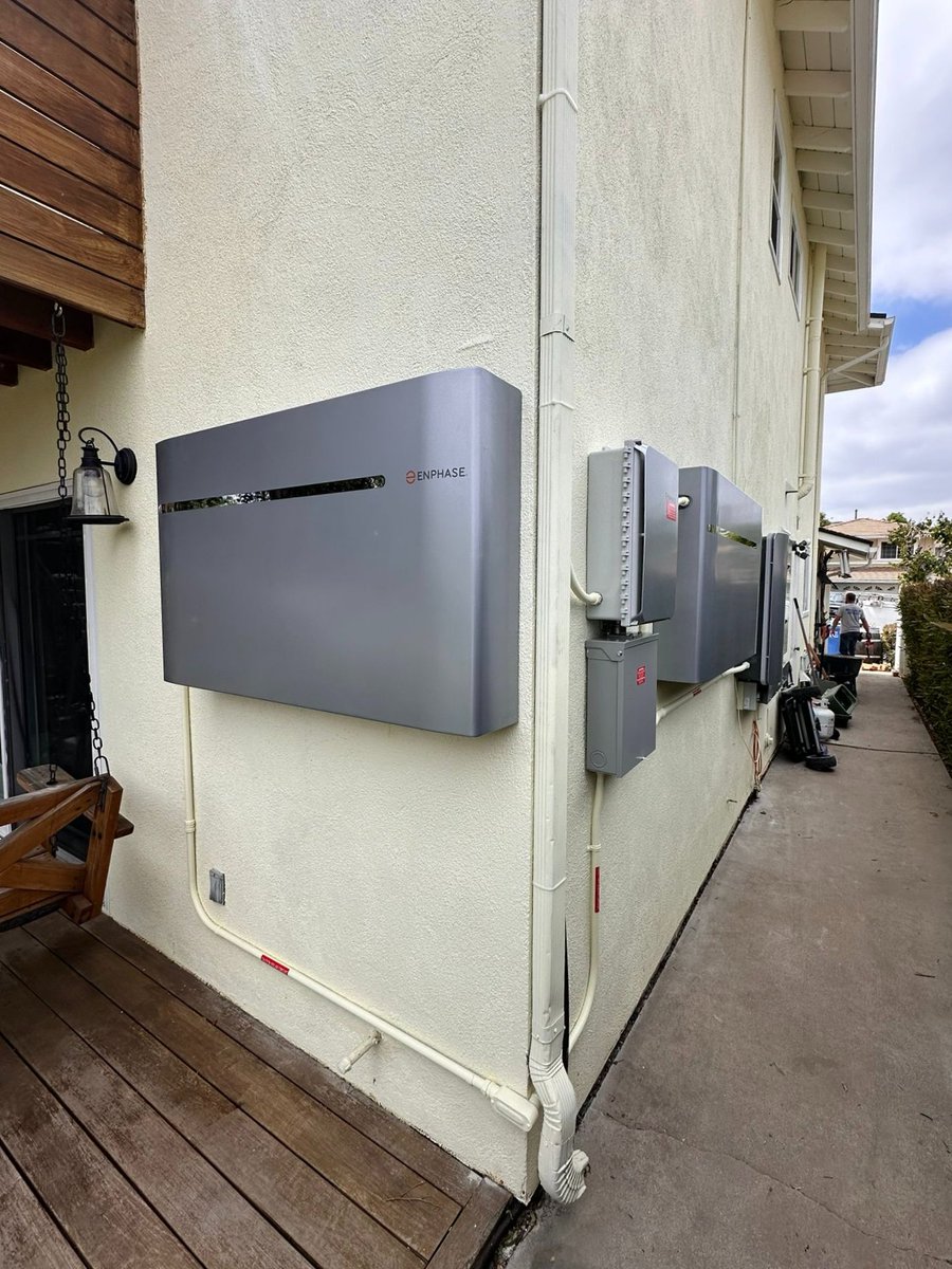 MagicSolarUSA's tweet image. This home just upgraded to solar energy with a 20kWh battery back up, reducing their carbon footprint and saving on energy bills. Ready to make the switch? 
 
#GoSolar #SolarInstallation #EcoFriendly #MagicSolarElectric 
 
magicsolarelectric.com