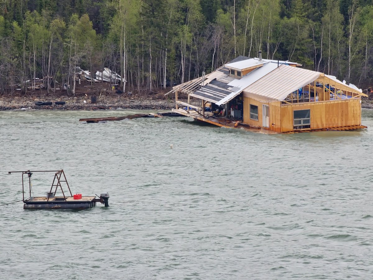 simjas79's tweet photo. Another houseboat sinking outside Yellowknife #yklife #nwt #yzf #NorthernLiving #yellowknife #TinCanHill #SimpleJoys https://t.co/tliM4gwVps