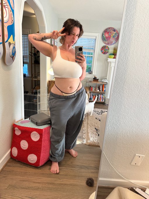 Big pants little shirt is always the move https://t.co/c6OBDlX5nZ