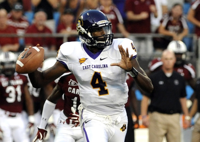 In 2011, <a href="/ECUPiratesFB/">ECU Football</a>'s Dominique Davis (<a href="/D_DavisECU/">Dominique Davis</a>) set a seemingly unbreakable NCAA record:

🏴‍☠️ Most consecutive completions in a season 
(36 between games against Memphis and Navy)

#PirateNation | #CFB