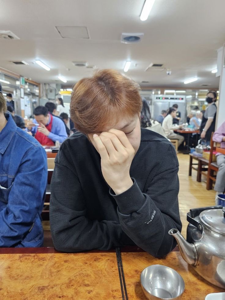 yejiapsaur's tweet photo. grumpy bf https://t.co/Na4EMZf828