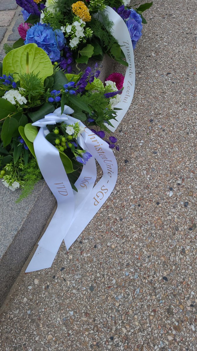 Gisteravond samen met <a href="/klokkenburg/">Judith Klokkenburg</a> en mede namens <a href="/RutgerdeRidder/">Rutger de Ridder</a> bij de herdenking op zee omgekomen Scheveningse zeelieden om samen een bloemstuk te leggen namens <a href="/D66DenHaag/">D66 Den Haag</a> <a href="/CUSGPDenHaag/">ChristenUnie-SGP 070</a> en <a href="/VVDDenHaag/">Haagse VVD</a>