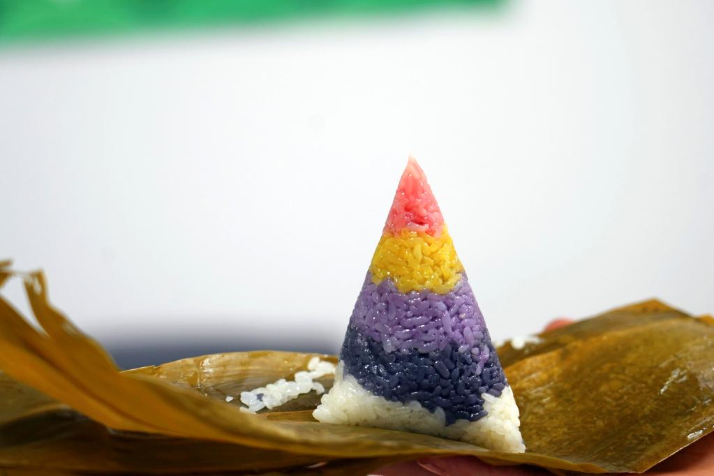 2009년 9월 유네스코는 중국의 단오절을 세계무형문화유산으로 공식 승인하여 중국 최초로 세계무형유산 명절로 선정되었다.

📷 by Eyesnews

#단오절  #구이저우전통  #지역축제 #문화유산