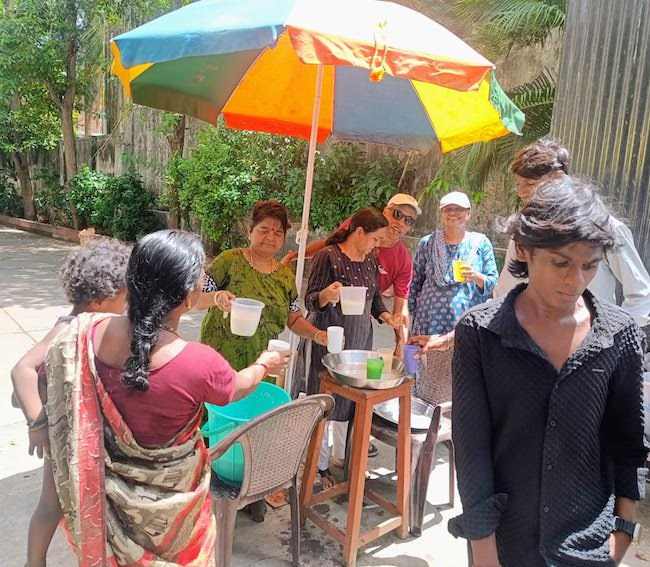 OMRcat's tweet image. How lovely. God bless them. 

This group of #Mylaporeans serve #buttermilk to #passersby during #peaksummer
mylaporetimes.com/2024/05/this-g…