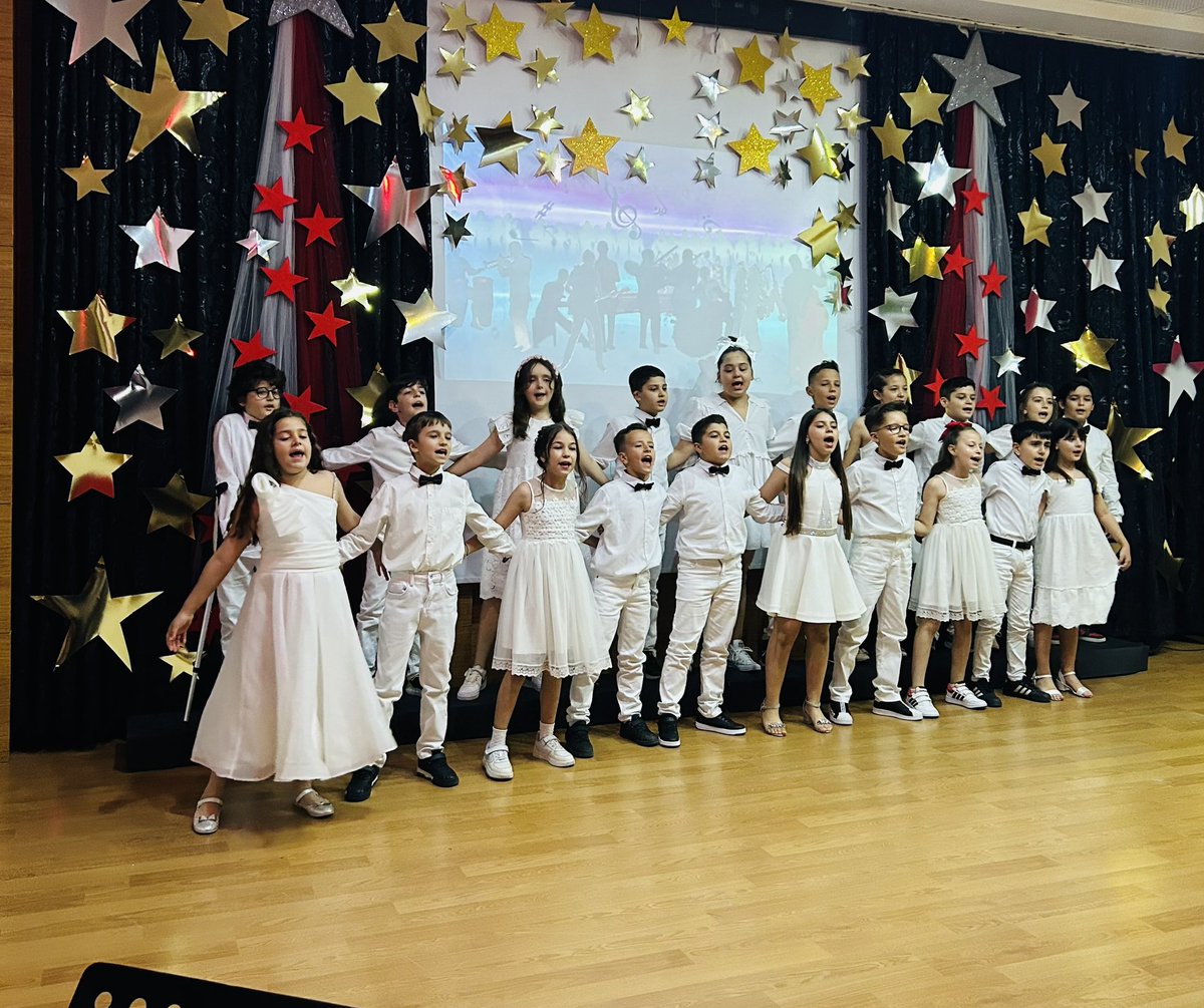 KesanBahcesehrK's tweet photo. 4.Sınıf öğrencilerimizin yeni öğrenim hayatına merhaba dediği “Ortaokula Merhaba”törenimizi gerçekleştirdik.
Atatürk’ün gösterdiği bilim ve uygarlık yolunda emin adımlarla ilerleyeceğinize; ailenize,milletimize faydalı bireyler olacağınıza inancımız tam.Yolunuz hep aydınlık olsun https://t.co/rwzDq5Up9s