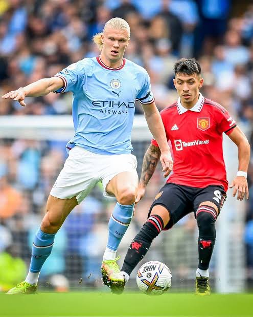 🎙️| Pep Guardiola on Lisandro Martinez:

"Saya suka ketika orang-orang meremehkan seorang pemain karena tinggi badannya. Dia bisa memberi tahu mereka bahwa dia di sini dan dia adalah pemain bagus. #Blibli <a href="/bliblidotcom/">Blibli</a> 

Dia adalah pemain yang fantastis, agresif, dan bisa