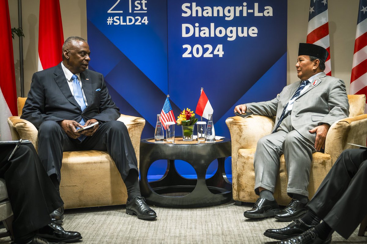 I spoke with Minister @Prabowo today in Singapore at a time of historic momentum in the U.S.-Indonesia relationship.  

We’re doing more than ever to advance our bilateral defense cooperation.