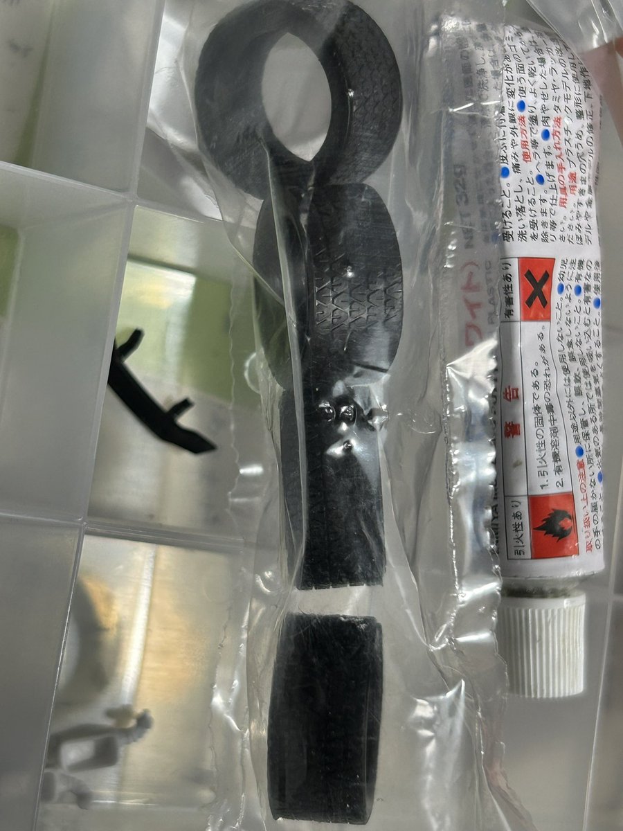 tt03r's tweet image. イタレリカウンタック作製

ピンクサフを吹いたら、合わせ目が見えたんで修正してるの図。多分100%消えてません(汗

そしてタイヤの図

カウンタックって前後同サイズでしたっけ？

 #2mgandini