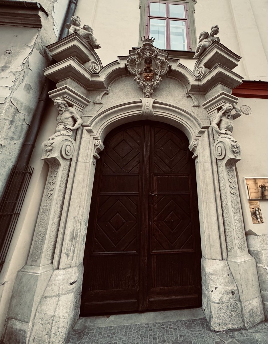 KasperKrasicki's tweet photo. Embarras de choix de  monuments heraldiques á Cracovie #sulima #leliwa #starykoń #rogala #clans ⁦@albanperes⁩ ⁦@DumoulinValrie2⁩ https://t.co/fdGm6euXn7