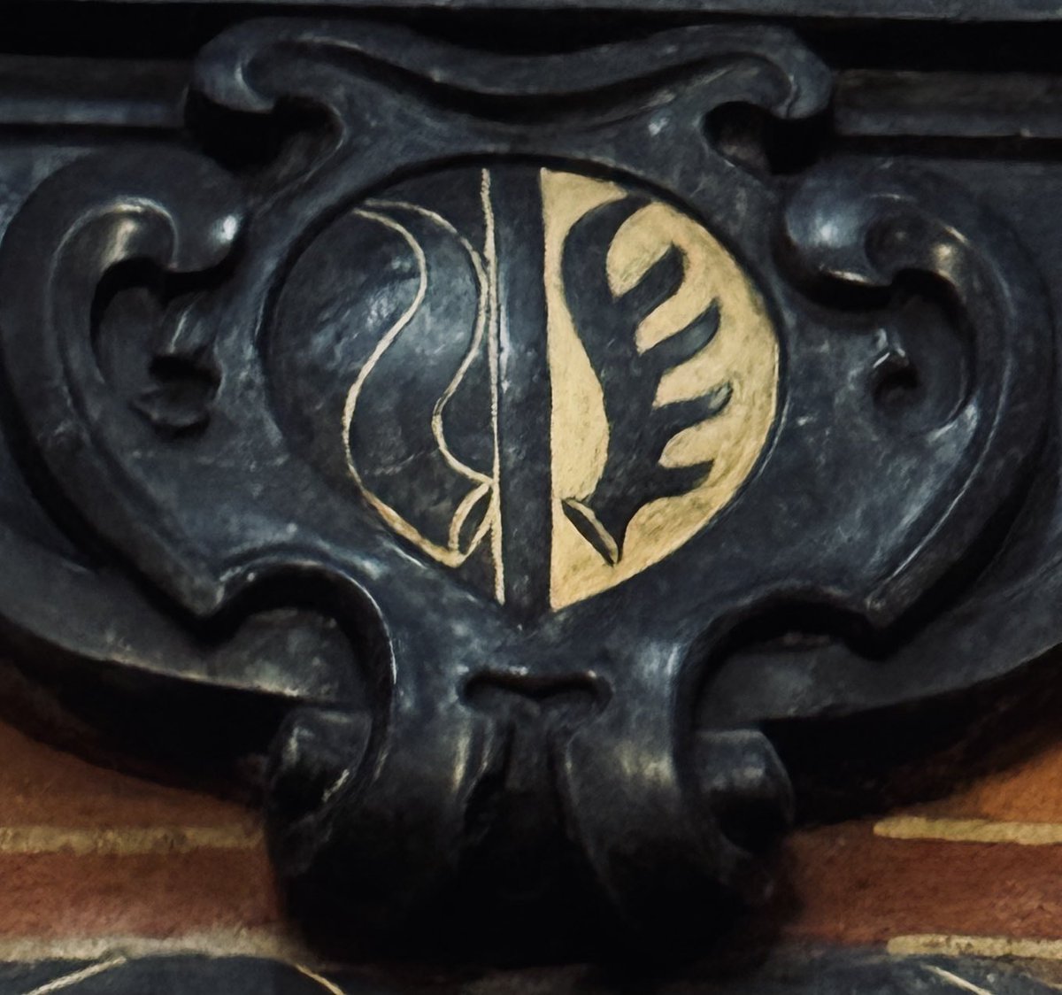 KasperKrasicki's tweet photo. Embarras de choix de  monuments heraldiques á Cracovie #sulima #leliwa #starykoń #rogala #clans ⁦@albanperes⁩ ⁦@DumoulinValrie2⁩ https://t.co/fdGm6euXn7