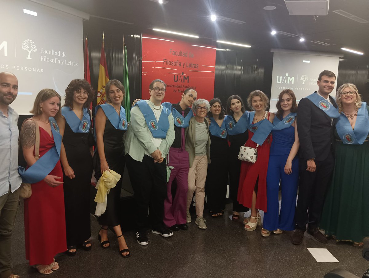 Ayer tuvo lugar la ceremonia de graduación de nuestros estudiantes del Grado de Ciencias y Lenguas de la Antigüedad y del doble Grado de  Historia del Arte y Ciencias y Lenguas de la Antigüedad.