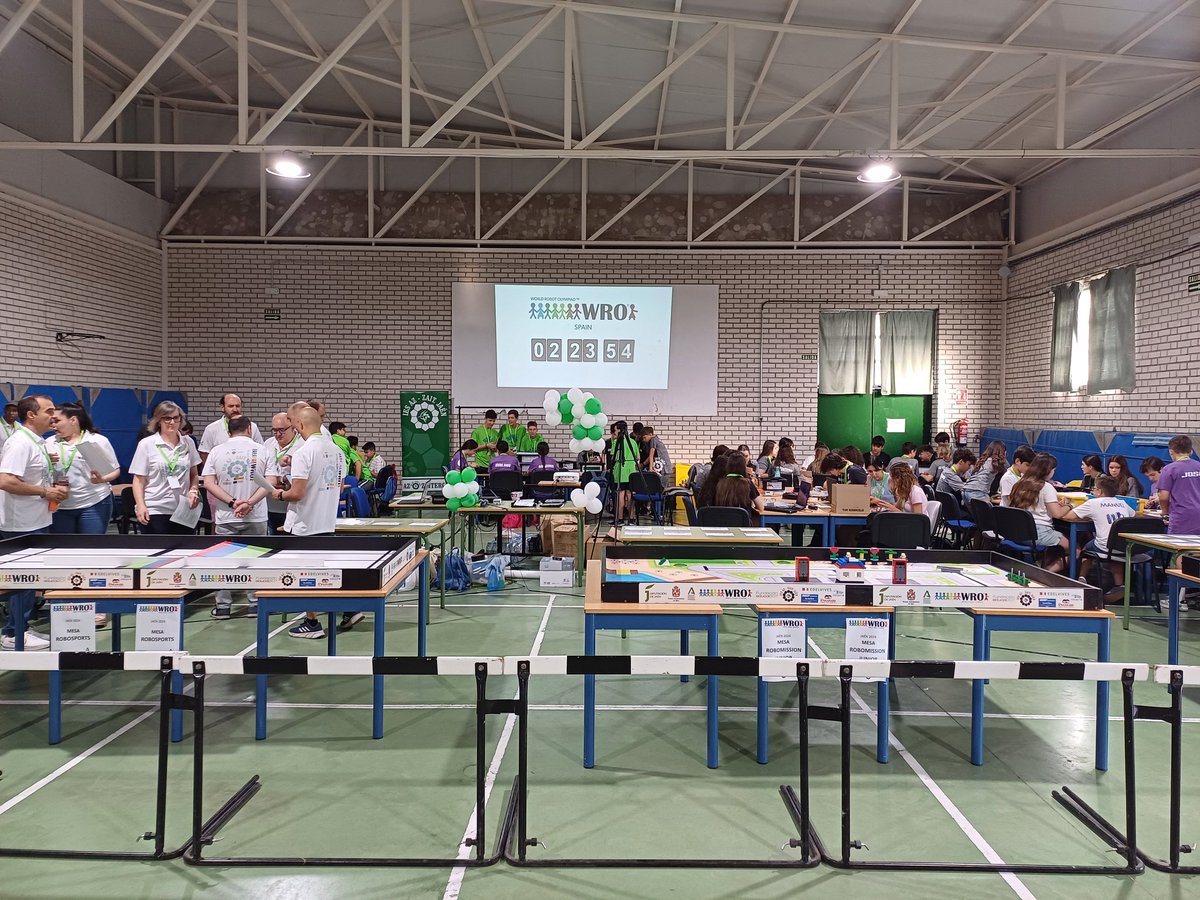 loluqueca's tweet photo. Comienza en @IESAZZAITjaen la fase territorial de la World Robot Olympiad, 24 equipos y 100 participantes apasionados por la robótica.
@WROOfficial 
@EducaAnd
@AytoJaen https://t.co/5KgktVN6gr