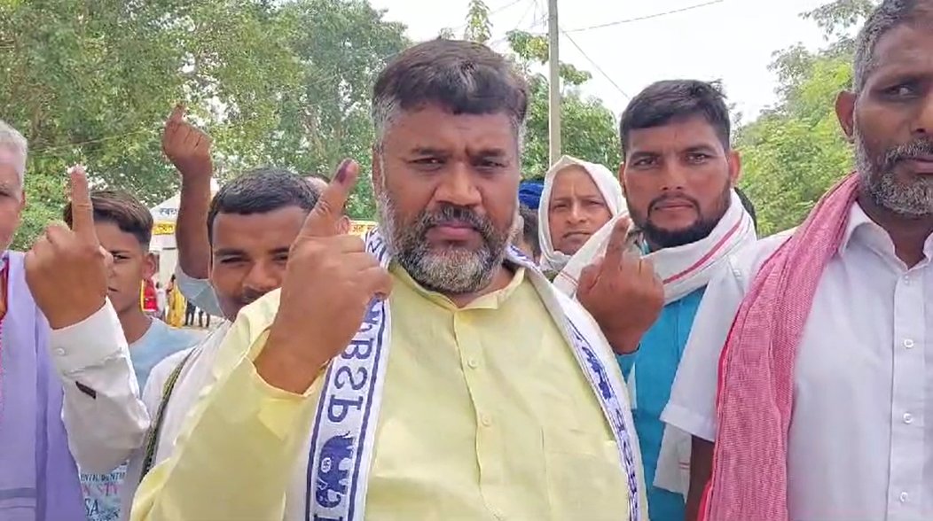 jmdnewsflash's tweet image. #Ghazipur : बलिया लोकसभा सीट से बसपा प्रत्याशी लल्लन सिंह यादव ने गाजीपुर के चौरही कम्पोजिट विद्यालय में किया मतदान। 

@bspindia  #loksabhaelection2024 #7thphasevoting