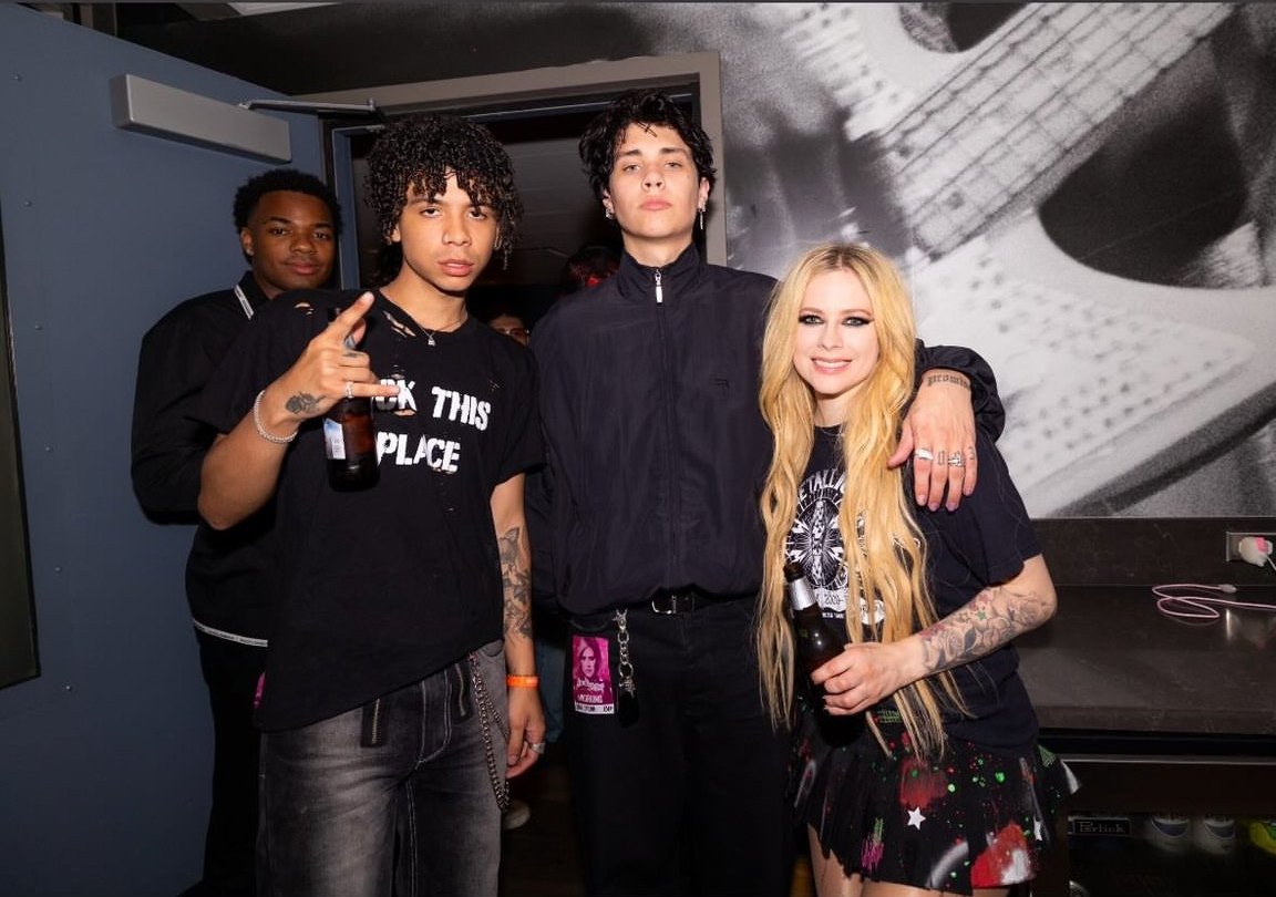 AvrilTribe's tweet image. Avril Lavigne with Elisa Jane, Landon Baker, Iann Dior, Royal and the serpent, Ashton Michael

#AvrilLavigne #ElisaJane #LandonBarker #IannDior #Royalandtheserpent