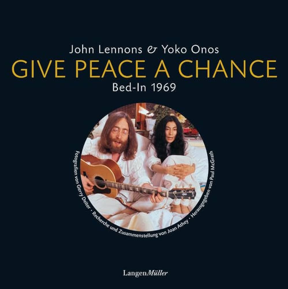 Il #1giugno 1969 #JohnLennon e #YokoOno registrano il singolo Give Peace a Chance. Le parole del brano costituiscono praticamente lo slogan pacifista contenuto nel titolo e che Lennon considera un canovaccio sul quale improvvisare delle frasi dedicate agli avvenimenti del tempo.